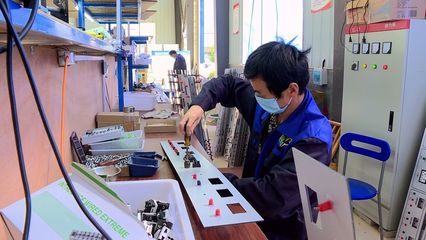 麦市镇 发展微工产业 让贫困户家门口就业技术与希望同行